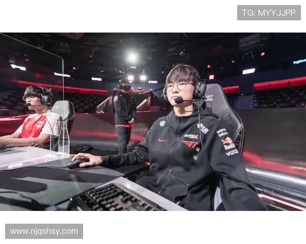 光头形象的足球明星们如何在赛场上展现魅力与实力的完美结合